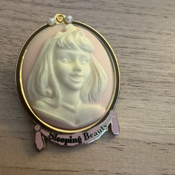 Rare Vintage Sleeping Beauty Cameo Pin - Pink and Cream - Picture 2 of 3